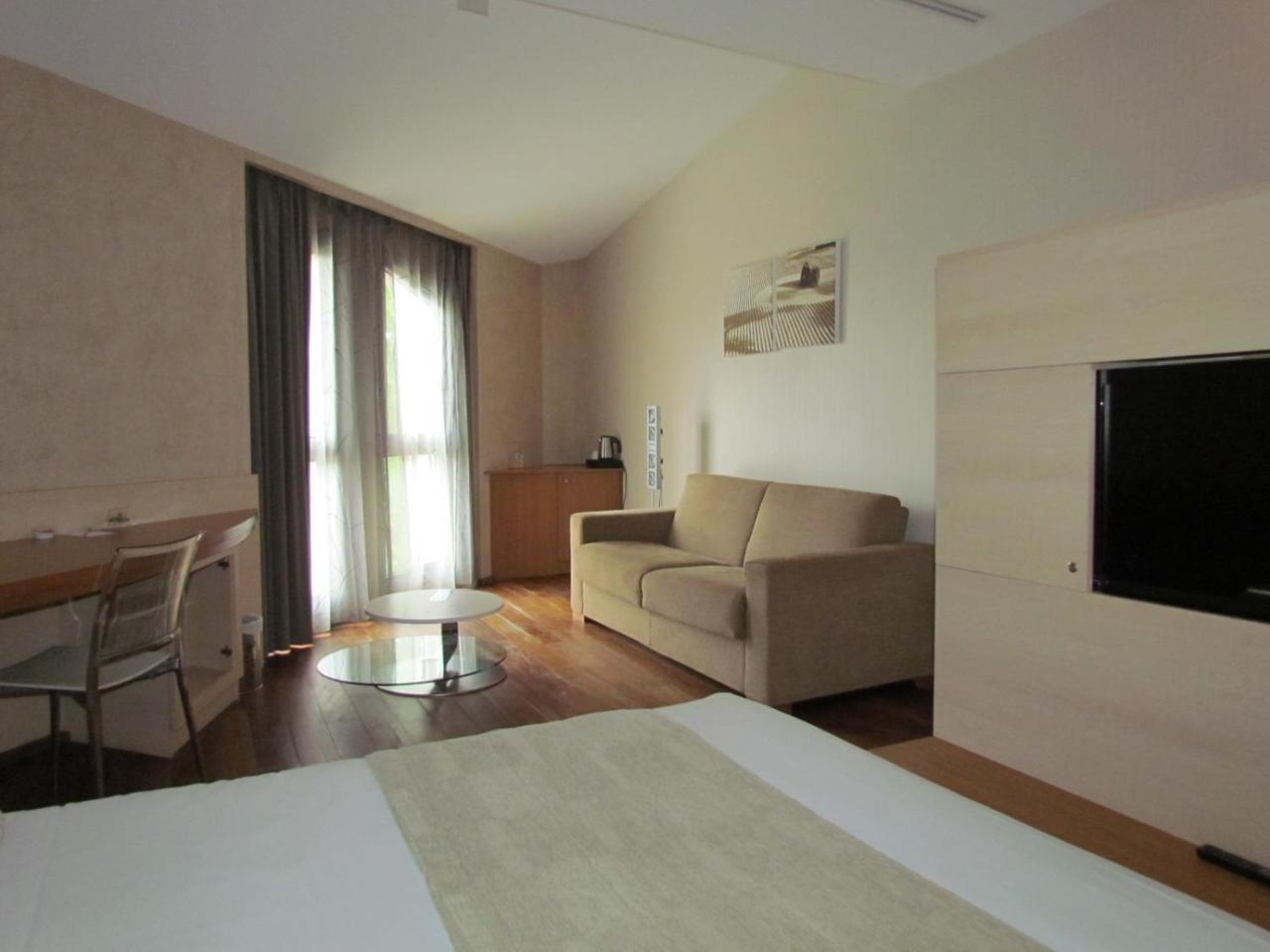 Hotel L'Hotan Порте-сюр-Гарон Екстериор снимка